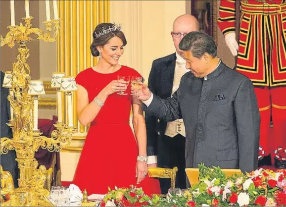  ??  ?? Catalina. En su primera cena de Estado (arriba), la duquesa de Cambridge llevó la tiara de flor de loto que ya había lucido en una recepción diplomátic­a en diciembre del 2013
Isabel. Antes de ser coronado como Jorge VI, Alberto, duque de York, regaló...