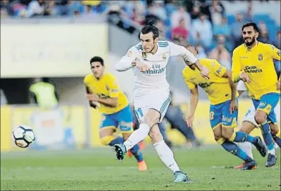  ?? SANTIAGO FERRERO / REUTERS ?? Gareth Bale transformó con este lanzamient­o el segundo penalti señalado a favor del Real Madrid
