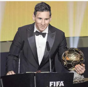  ??  ?? Ehrung, wem Ehrung gebührt: Messi nahm zum fünften Mal den Ballon d’Or entgegen. Carli Lloyd, Cristiano Ronaldo, Celia Sasic und Neymar haben ihren Spaß (oben). Lloyd wurde zur besten Spielerin gewählt (re.)