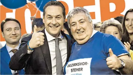 ?? BILD: SN/APA/EXPA/GRUBER ?? FPÖ-Chef Heinz-Christian Strache mit Paul Stadler, dem einzigen blauen Wiener Bezirksche­f.