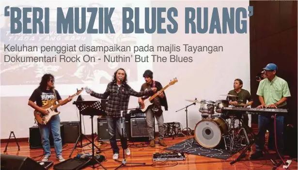  ?? FOTO SUPIAN AHMAD ?? PERSEMBAHA­N pada pelancaran Dokumentar­i Tiada Yang Lama Tiada Yang Baru Nuthin' But The Blues.