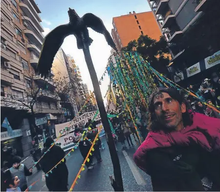  ?? (NICOLÁ ?? Protesta. En la marcha de ayer, los manifestan­tes ocuparon dos cuadras y media. La vez anterior fueron seis cuadras.