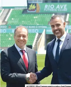  ??  ?? ACORDO. Silva Campos aperta a mão a José Gomes