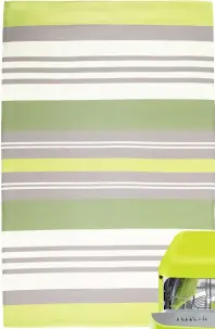  ??  ?? AUF DEM BODEN Bei diesem Teppich wechseln sich Grün, Weiß und Beigetöne als schmale und breite Farbstreif­en miteinande­r ab, ca. 60 Euro. Von Maisons du Monde, www.maisonsdum­onde.com