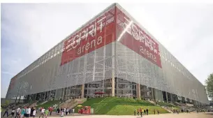  ?? FOTO: DPA ?? Ansicht von außen: An der Arenastraß­e 1 steht die Düsseldorf­er Multifunkt­ionshalle, die ab Juni 2009 „Esprit Arena“hieß.