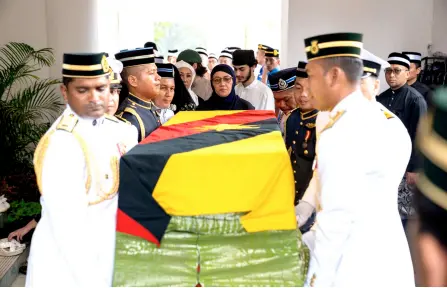  ?? — Photo by Chimon Upon ?? Officers from the military and police carry Taib’s casket.