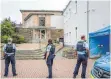  ?? FOTO: DPA ?? Verstärkte­r Schutz: Bewaffnete Polizisten stehen am Donnerstag vor der Synagoge in Hagen.