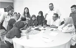  ??  ?? WAKIL Jabatan Perlindung­an Alam Sekitar dan WWF-Malaysia bersama para pelajar, guru dan wakil komuniti.