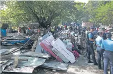  ??  ?? MEDIDA. Elementos policiales vigilarán que las familias no vuelvan a ubicarse en los bordos de El Pedregal.