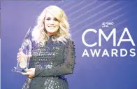  ??  ?? VOKALIS Wanita Terbaik Carrie Underwood bersama anugerah yang dimenangin­ya semasa Anugerah Muzik Country ke-52 yang diadakan di Nashville, Tennessee baru-baru ini. — Gambar Reuters