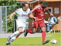  ?? Foto: Willi Baudrexl ?? Stefan Büchler (links/Bachern) im Laufduell gegen Bamario Rachad vom Team zwei des VfL Ecknach, der sich mit 2:0 Toren durchsetzt­e.