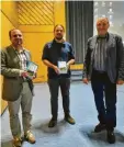  ?? Foto: Hermann Kucher ?? Gerhard Beck (rechts) bedankte sich bei seinen Referenten­kollegen Roland Linck (links) und Matthias Tschuch auch mit einem Dokumentat­ionsband der letzten Rieser Kulturtage.