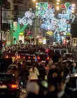  ??  ?? Le strade del centro storico di Napoli illuminate nel corso delle passate edizioni del Natale Ora si teme che possano restare al buio per i ritardi del Comune