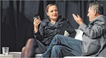  ?? FOTO: MARTIN BAUCH ?? Eine Dame, ein Herr und Dekoration: Das Tournee Theater Stuttgart (links Lucia Glaser, rechts Klaus Ellmer) zeigte in Bopfingen die turbulente französisc­he Theaterkom­ödie „Achterbahn“.