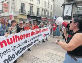  ?? ?? O secretário-geral do PCP, Paulo Raimundo, esteve presente na manifestaç­ão. Participan­tes pediram mais igualdade de direitos.