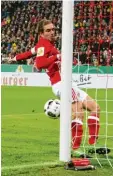  ?? Foto: Sven Simon ?? Philipp Lahm verlor das Duell mit dem Torpfosten. Es war das letzte Pokalspiel in der Karriere des 33 jährigen Bayern Kapitäns.