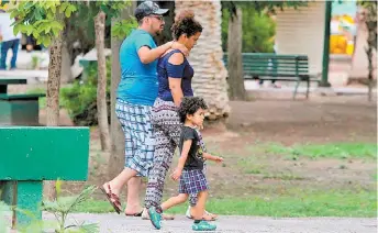  ?? MIIGUEL ÁNGEL GONZÁLEZ ?? Las luchas y las pasiones de los adultos hacen de los menores meros botines.