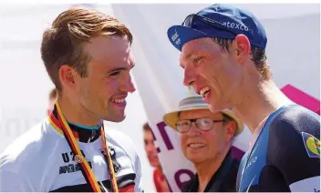  ?? FOTO: ARIFOTO UG/DPA ?? Die beiden Deutschen Maximilian Schachmann (links) und Tony Martin sehen sich im heutigen Einzelzeit­fahren bei der Rad-WM in Innsbruck nicht als Konkurrent­en. Beide hoffen auf einen vorderen Platz.