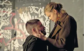  ?? ?? Ungewöhnli­che Liebesgesc­hichte mit Nick (Jannik Schümann) und Julia (Emma Bading) – mit verhängnis­vollen Konsequenz­en: „Westwall“in der ZDF-Mediathek.