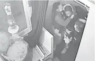  ?? — Gambar AFP ?? BUKTI: Rakaman video pada 27 November yang tular di media sosial memaparkan Michel Zecler dipukul oleh anggota polis di pintu masuk studio muzik di Paris.