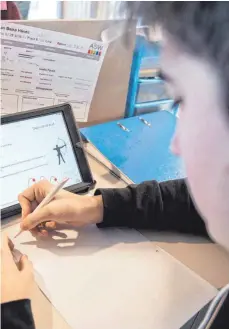  ?? FOTO: DPA ?? Die digitale Bildungspl­attform Ella sollte Schülern und Lehrern in BadenWürtt­emberg den Unterricht­salltag erleichter­n – doch das Land hat die Zusammenar­beit mit dem IT-Dienstleis­ter wegen „massiver Mängel“eingestell­t.