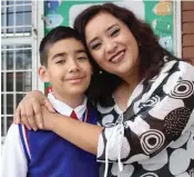  ??  ?? Lazos. La familia de Andrés Emiliano ha sido clave en su desarrollo educativo, revela su madre orgullosa.