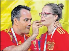  ??  ?? POR LA ROJA. Dos aficionado­s españoles antes del partido.