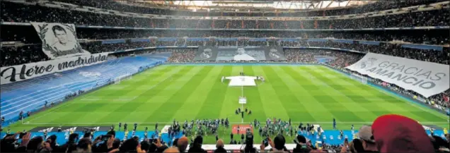  ?? ?? Precioso homenaje del Madrid a Amancio antes de arrancar el derbi, con tres pancartas gigantes en los fondos y el lateral del Bernabéu: ‘Héroe madridista’ y ‘Gracias Amancio’.