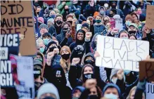  ?? CARLOS GONZALEZ/MINNEAPOLI­S STAR TRIBUNE after a city ?? Protesters mass Monday in Brooklyn Center, Minn., police officer shot and killed a Black motorist Sunday.