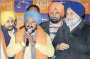  ?? KESHAV SINGH/HT ?? Congress leader Joginder Singh Punjgrain speaking after his induction into the SAD as party president Sukhbir Singh Badal looks on in Chandigarh on Tuesday.