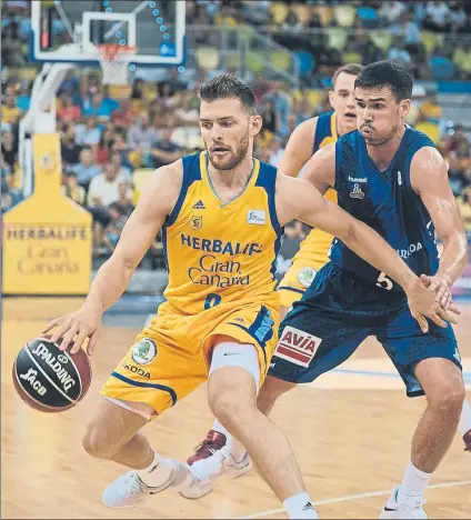  ?? FOTO: EFE ?? Dani Pérez fue uno de los cinco elegidos por Porfi Fisac para salir de inicio ante el Herbalife Gran Canaria