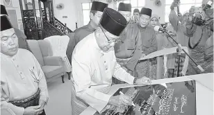  ?? — Gambar Bernama ?? RASMI: Sultan Sallehuddi­n berkenan merasmikan Masjid Sultan Sallehuddi­n di Kampung Paya Stesen, Kodiang dekat Jitra, semalam.