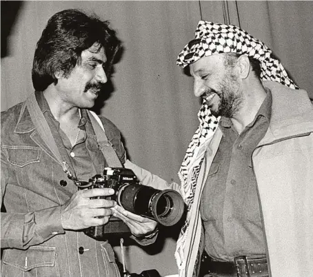 ?? BILD: SN/KFJ ?? Jay Ullal mit Jassir Arafat. Arafat erhielt 1994 den Friedensno­belpreis.