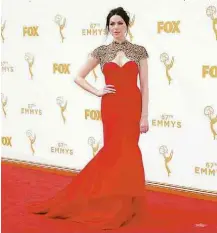  ?? Danny Moloshok/ AP ?? Laura Prepon com bolero dourado de Christian Siriano