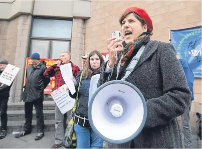  ?? Picture: Kim Cessford. ?? Sarah Glynn, of the Scottish Unemployed Workers’ Network, speaking at yesterday’s protest.