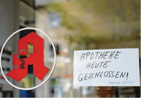  ?? Foto: Oliver Berg, dpa ?? „Apotheke heute geschlosse­n“: Dieser Zettel hing am Donnerstag an der Tür einer Apotheke in Köln. Nach zwei Todesfälle­n durch eine vergiftete Arznei hatten die Behörden die sofortige Schließung von drei Apotheken angeordnet.