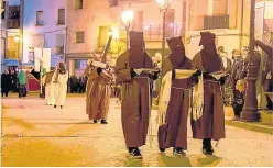  ?? ?? La Procesión del Santo Entierro de Belver de Cinca se desarrolla en la noche del Viernes Santo.