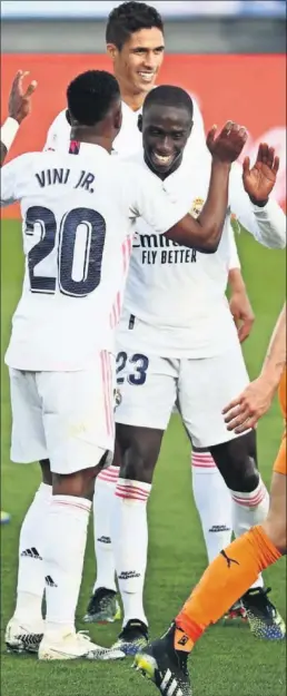  ??  ?? ‘Vini’ felicita a Mendy por su gol, antes de que el VAR lo anulase.