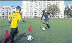  ??  ?? Un niño con la camiseta colchonera de Griezmann, entrenando en Menival