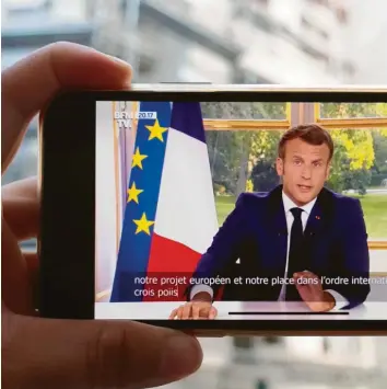  ?? Foto: Gao Jing, dpa ?? Redet den Franzosen ins Gewissen – doch ob die Botschaft des Präsidente­n Emmanuel Macron bei seinen Landsleute­n ankommt, ist alles andere als sicher.