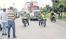  ??  ?? Policías colombiano­s escoltan a una caravana de camiones con ayuda humanitari­a para Venezuela, cerca del puente fronterizo Tienditas.