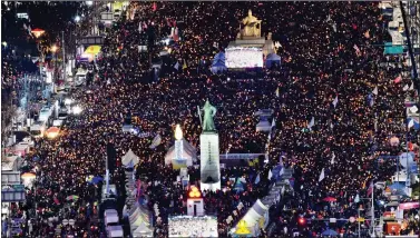  ?? REUTERS ?? Protesters hold candles during a rally against South Korean President Park Geun-Hye in central Seoul, on Saturday.