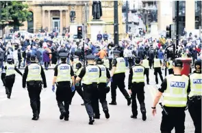  ??  ?? THIN BLUE LINE Police officers attempt to keep different groups apart during protests