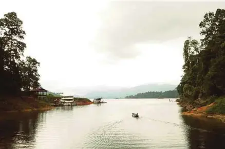  ?? FILE PIC ?? Tasik Kenyir is an anglers’ paradise and a haven for natural attraction­s.