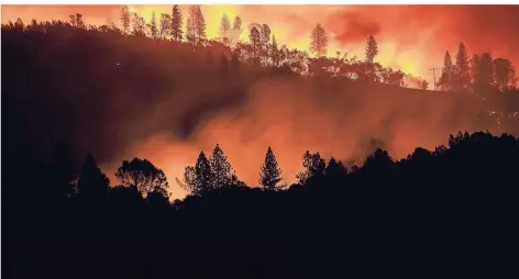  ?? FOTO: DPA ?? Die schweren Waldbrände in Kalifornie­n haben verheerend­e Schäden angerichte­t und mehrere Menschen das Leben gekostet.