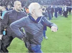  ??  ?? ► Presidente del PAOK ingresa a la cancha con un arma de fuego.