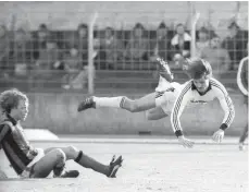  ?? FOTO: IMAGO-IMAGES/PRESSEFOTO BAUMANN ?? Günter Berti (in der Luft), der seit der Jugend für den SSV Ulm 1846 spielte, konnte als Defensivsp­ieler austeilen, musste wie hier im Jahr 1981 aber auch einiges einstecken.