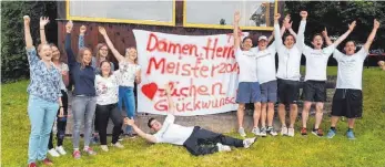  ?? FOTO: VEREIN ?? Gemeinsame Feier: Die Tennis-Damen und Herren des TC Irndorf feierten nach dem entscheide­nden Spiel der Männer gegen Wellending­en den doppelten Aufstieg.