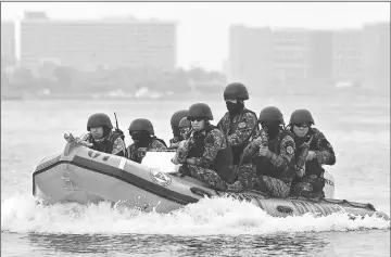  ??  ?? Members of a Philippine coast guard anti-terrorism unit ride on a speed boat as they hold a security drill last month. — AFP photo