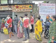  ?? SATISH BATE/HT PHOTO ?? People wait to collect foodgrains in Mumbai.